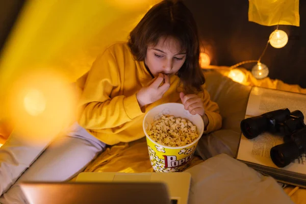 Piccola Ragazza Anni Che Utilizza Computer Portatile Sotto Sua Tenda — Foto Stock