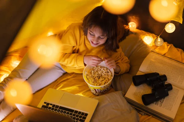 Piccola Ragazza Anni Che Utilizza Computer Portatile Sotto Sua Tenda — Foto Stock