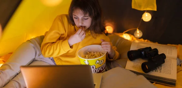 Piccola Ragazza Anni Che Utilizza Computer Portatile Sotto Sua Tenda — Foto Stock