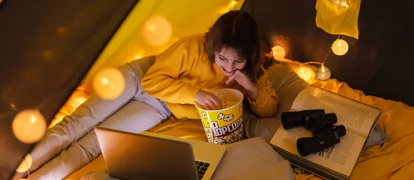 Piccola Ragazza Anni Che Utilizza Computer Portatile Sotto Sua Tenda — Foto Stock