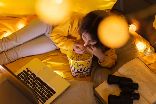 Piccola Ragazza Anni Che Utilizza Computer Portatile Sotto Sua Tenda — Foto Stock