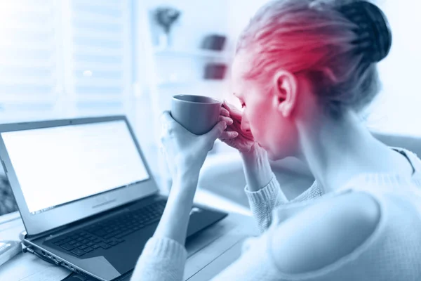 Frau Fühlt Sich Unwohl Kopfschmerzen Bei Der Arbeit Laptop — Stockfoto