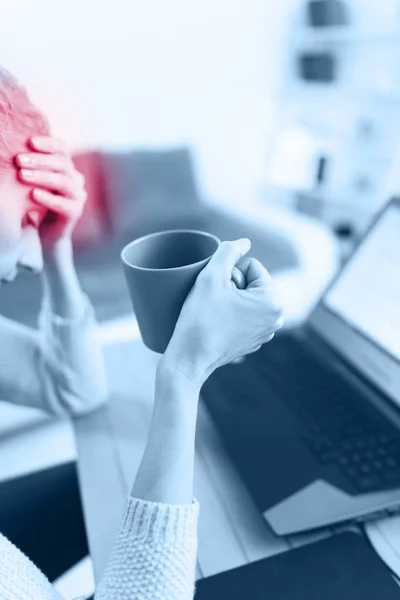 Kadın Kendini Iyi Hissetmiyor Dizüstü Bilgisayarla Uğraşırken Başı Ağrıyor — Stok fotoğraf