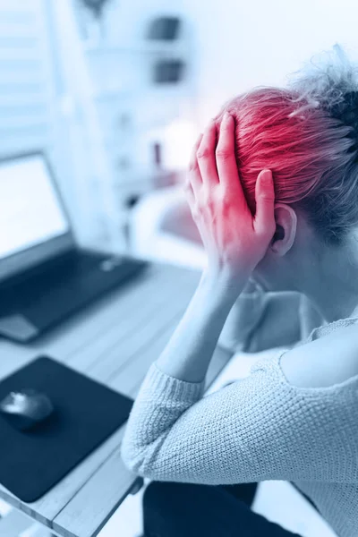 Frau Fühlt Sich Unwohl Kopfschmerzen Bei Der Arbeit Laptop — Stockfoto