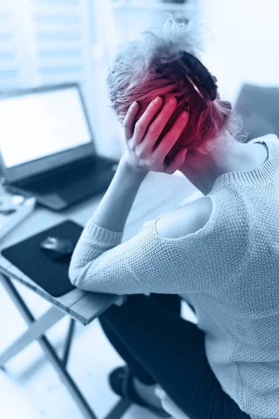 Kadın Kendini Iyi Hissetmiyor Dizüstü Bilgisayarla Uğraşırken Başı Ağrıyor — Stok fotoğraf