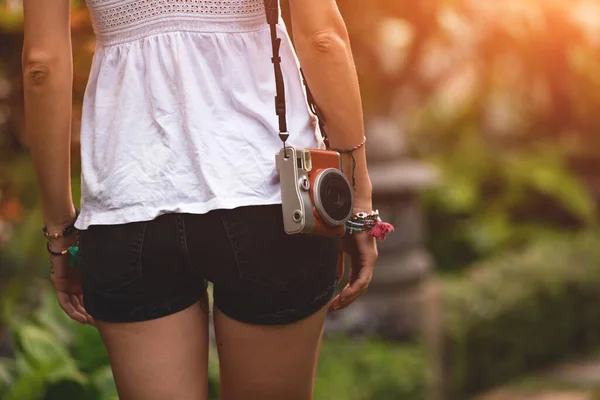 Silhouette Una Donna Con Fotocamera Retrò Nel Parco Con Luce — Foto Stock