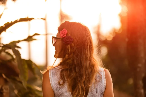 Silhouette Una Donna Nel Parco Con Luce Solare Sfondo — Foto Stock