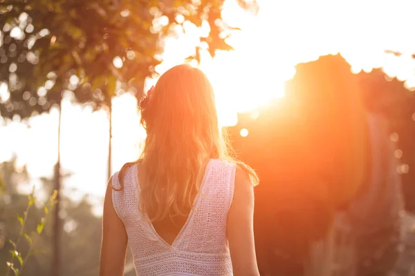 Silhouette Una Donna Nel Parco Con Luce Solare Sfondo — Foto Stock