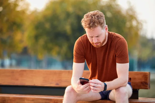 Hombre Usando Teléfono Celular Área Urbana Verano — Foto de Stock