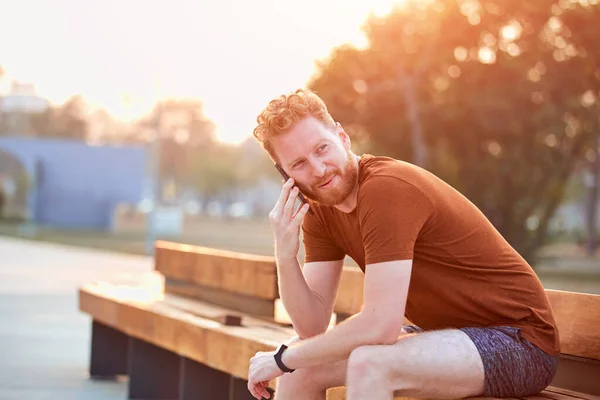 Homem Usando Celular Área Urbana Verão — Fotografia de Stock