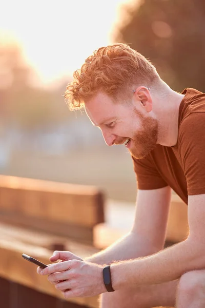 Hombre Usando Teléfono Celular Área Urbana Verano —  Fotos de Stock