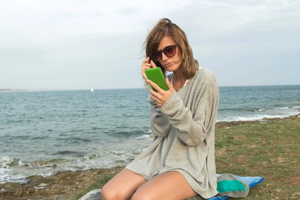 Giovane Donna Che Utilizza Cellulare Sulla Spiaggia — Foto Stock