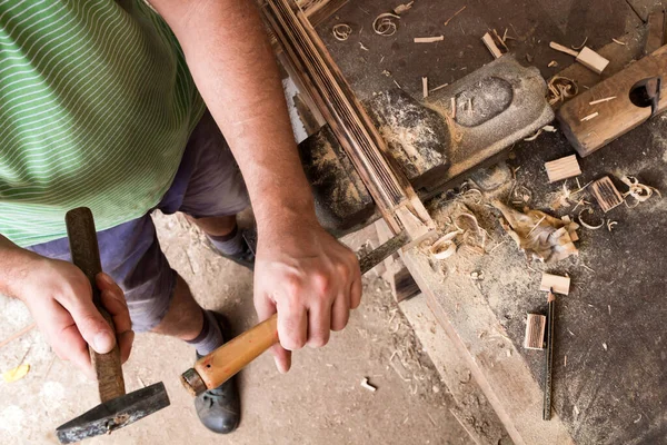 Menuisier Homme Travaillant Sur Vieux Bois Dans Atelier Vintage Rétro — Photo