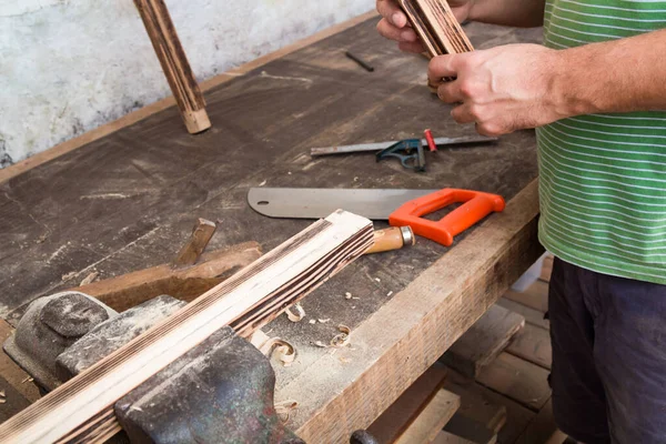 老木匠在复古作坊工作的男性木匠 — 图库照片