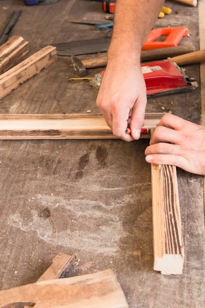 Falegname Maschile Che Lavora Legno Vecchio Laboratorio Vintage Retrò — Foto Stock