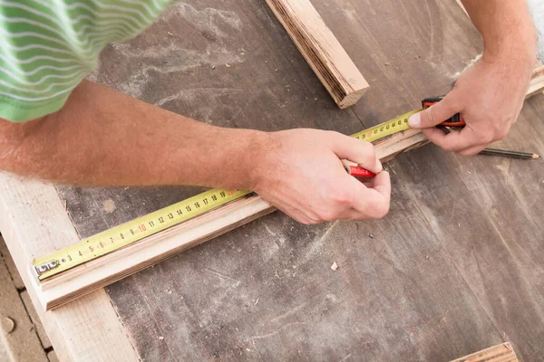 Falegname Maschile Che Lavora Legno Vecchio Laboratorio Vintage Retrò — Foto Stock