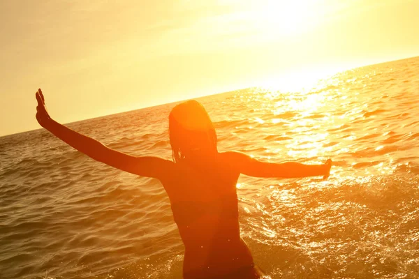 海で夏を楽しむ若い女性 — ストック写真