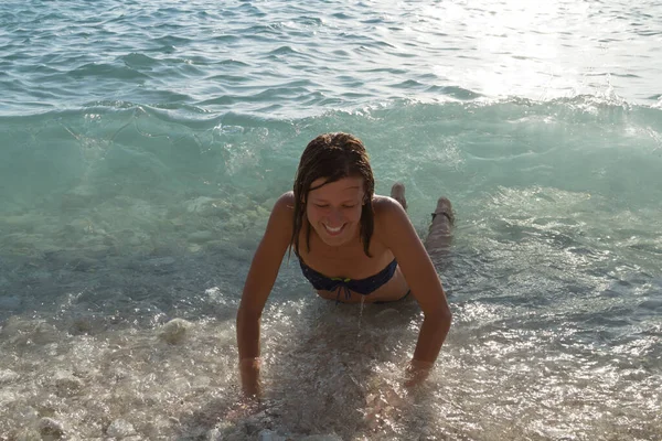 Mujer Joven Disfrutando Del Verano Océano Agua Mar — Foto de Stock