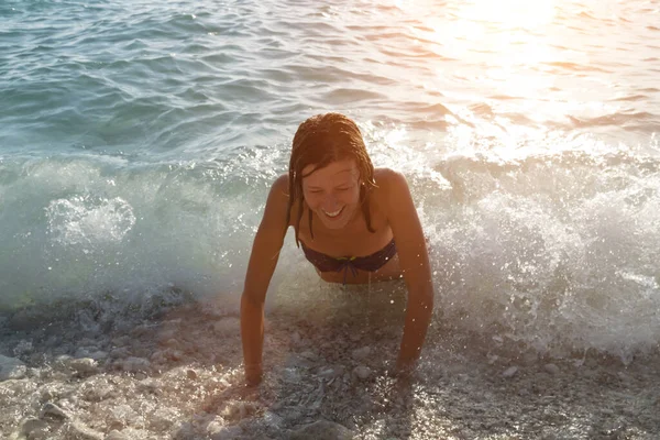 海で夏を楽しむ若い女性 — ストック写真