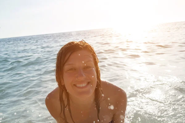 Junge Frau Genießt Den Sommer Ozean Meerwasser — Stockfoto