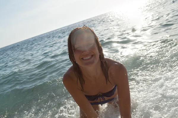 Mujer Joven Disfrutando Del Verano Océano Agua Mar — Foto de Stock