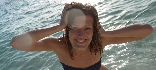 Jeune Femme Profitant Été Dans Océan Eau Mer — Photo