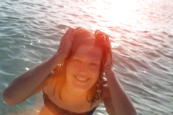 Jonge Vrouw Genieten Van Zomer Oceaan Zeewater — Stockfoto