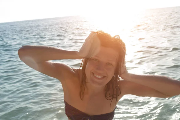 Junge Frau Genießt Den Sommer Ozean Meerwasser — Stockfoto