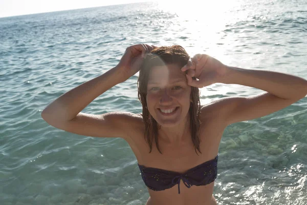Yazın Okyanus Deniz Suyunda Eğlenen Genç Bir Kadın — Stok fotoğraf