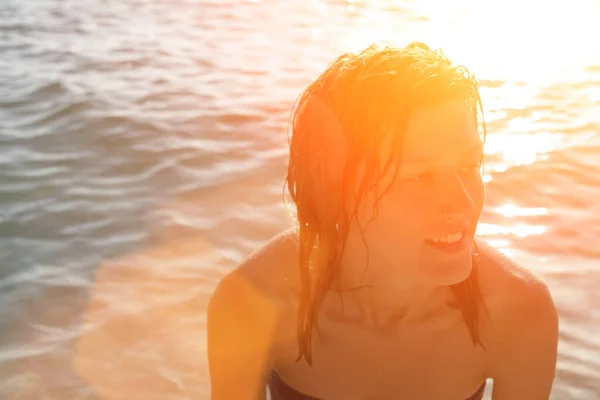 Jonge Vrouw Genieten Van Zomer Oceaan Zeewater — Stockfoto