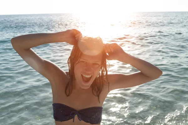 Junge Frau Genießt Den Sommer Ozean Meerwasser — Stockfoto