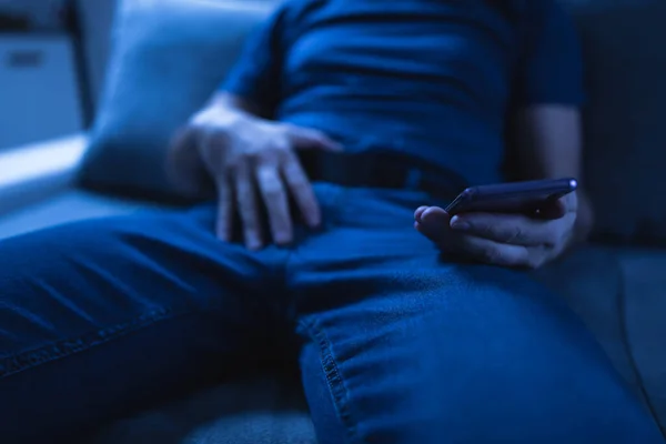 Homem Segurando Smartphone Celular Moderno Assistindo Vídeos Sofá Casa Tabu — Fotografia de Stock