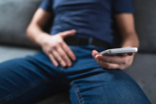 Homem Segurando Smartphone Celular Moderno Assistindo Vídeos Sofá Casa Tabu — Fotografia de Stock