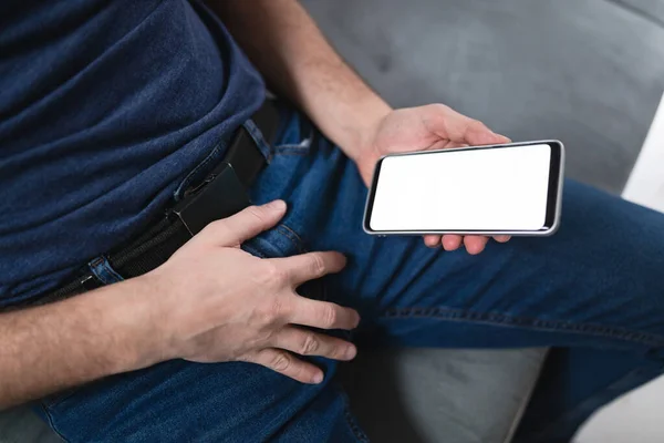 Чоловік Тримає Сучасний Смартфон Мобільний Телефон Дивиться Відео Домашньому Дивані — стокове фото