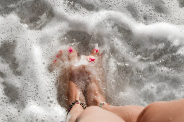 Pés Mulher Uma Praia Hora Verão — Fotografia de Stock