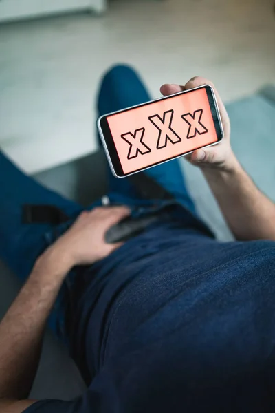 Homem Segurando Smartphone Celular Moderno Vídeos Xxx Whatching Sofá Casa — Fotografia de Stock