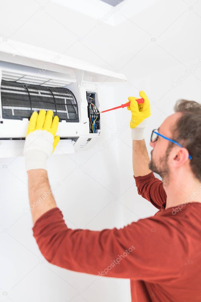Aircondition service and maintenance, fixing AC unit and cleaning the filters.
