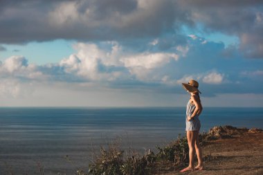 Adanın güzel tropikal yaz günlerini gün batımı ve gün doğumu manzaralı kadını..
