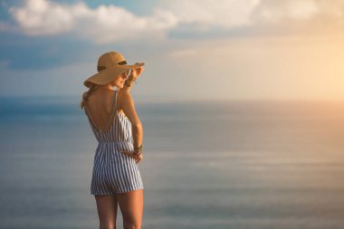 Adanın güzel tropikal yaz günlerini gün batımı ve gün doğumu manzaralı kadını..