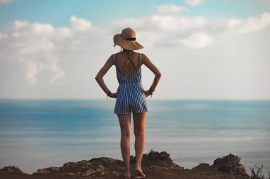 Adanın güzel tropikal yaz günlerini gün batımı ve gün doğumu manzaralı kadını..