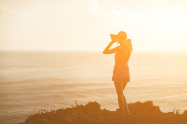 Adanın güzel tropikal yaz günlerini gün batımı ve gün doğumu manzaralı kadını..