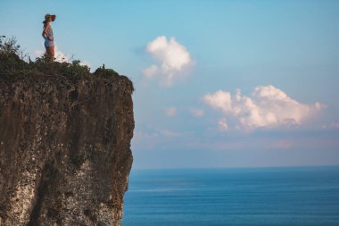Adanın güzel tropikal yaz günlerini gün batımı ve gün doğumu manzaralı kadını..
