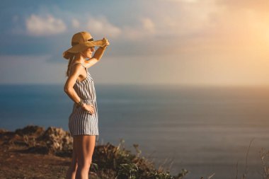 Adanın güzel tropikal yaz günlerini gün batımı ve gün doğumu manzaralı kadını..