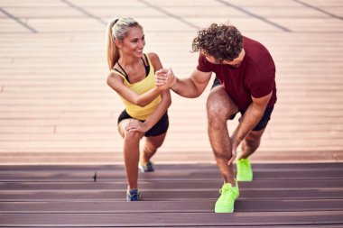 Kentsel alanda egzersiz yapan modern çift.