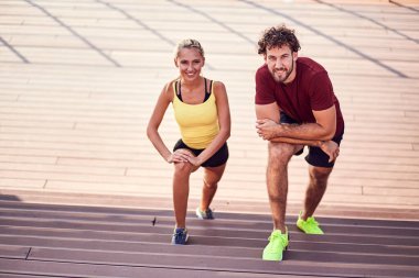 Kentsel alanda egzersiz yapan modern çift.