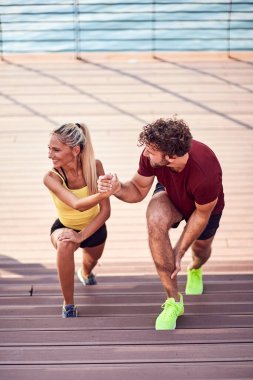 Kentsel alanda egzersiz yapan modern çift.