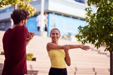 Kentsel alanda egzersiz yapan modern çift.