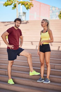 Kentsel alanda egzersiz yapan modern çift.