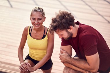 Kentsel alanda egzersiz yapan modern çift.