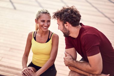 Kentsel alanda egzersiz yapan modern çift.